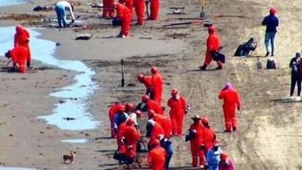 Mexico Bolsters Gulf Coast Oil Spill Cleanup, Seeks Source