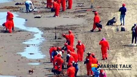 Mexico Bolsters Gulf Coast Oil Spill Cleanup, Seeks Source